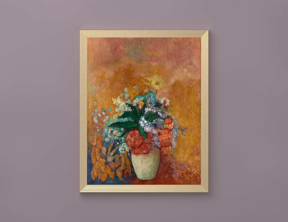 Le Vase de fleurs de Redon dans un cadre cannelé or champagne sans passe-partout, sur un mur à la chaux mauve atténué. Encadrement numérique par Wallside ; original du Cleveland Museum of Art, CC0.