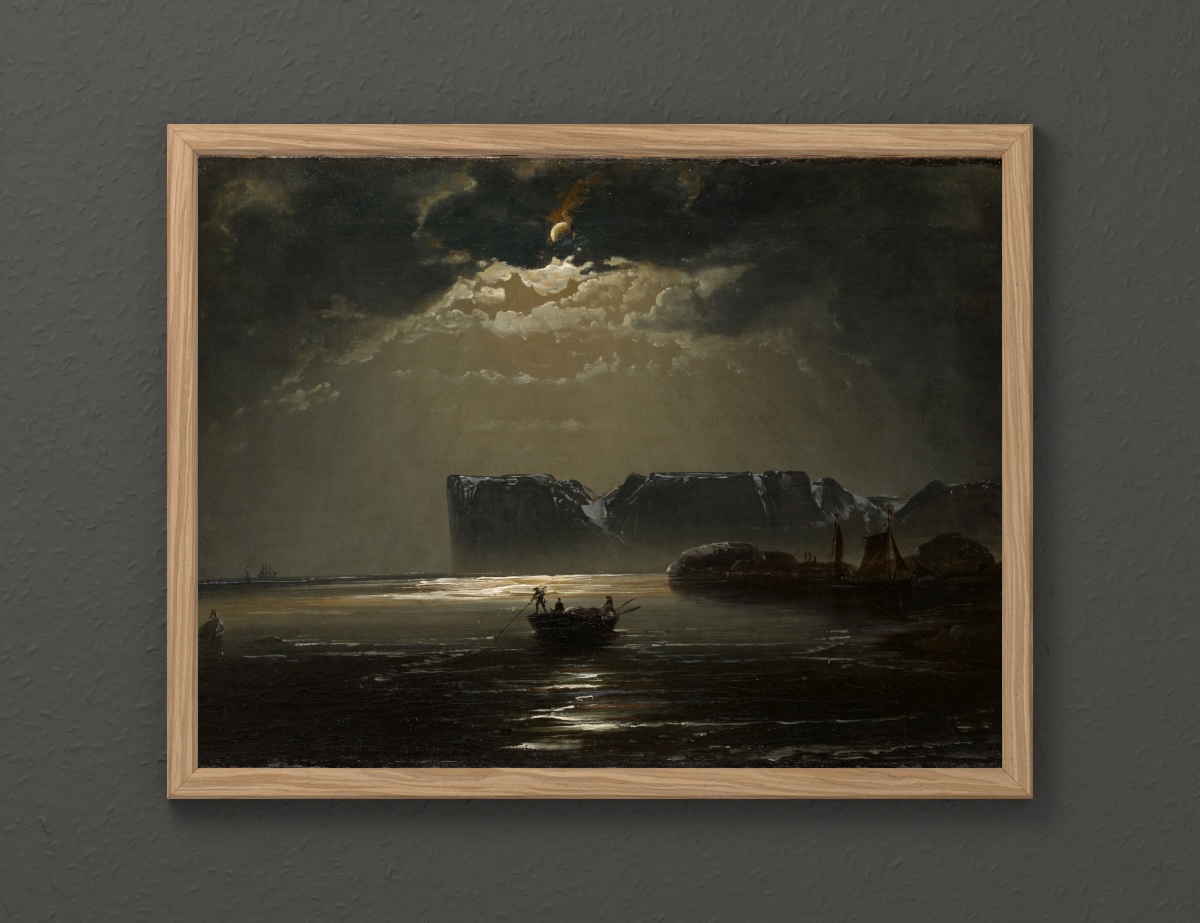 Das Nordkap im Mondschein — Eichenholzrahmen · ohne Passepartout · dunkel strukturierte Wand.