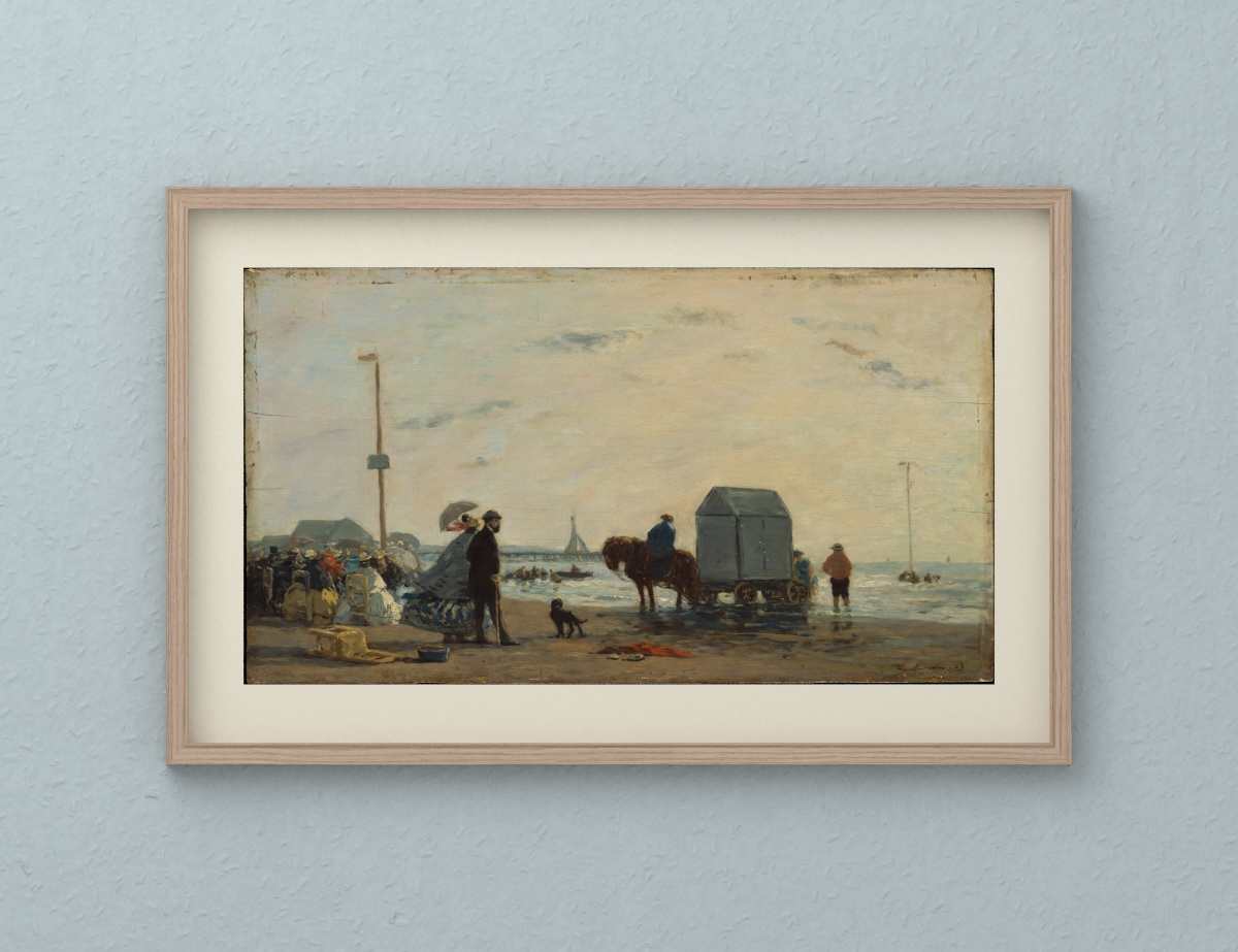 Am Strand von Trouville — Feiner Eschenholzrahmen · Heller Papierspiegel · Meerblaue Wand.