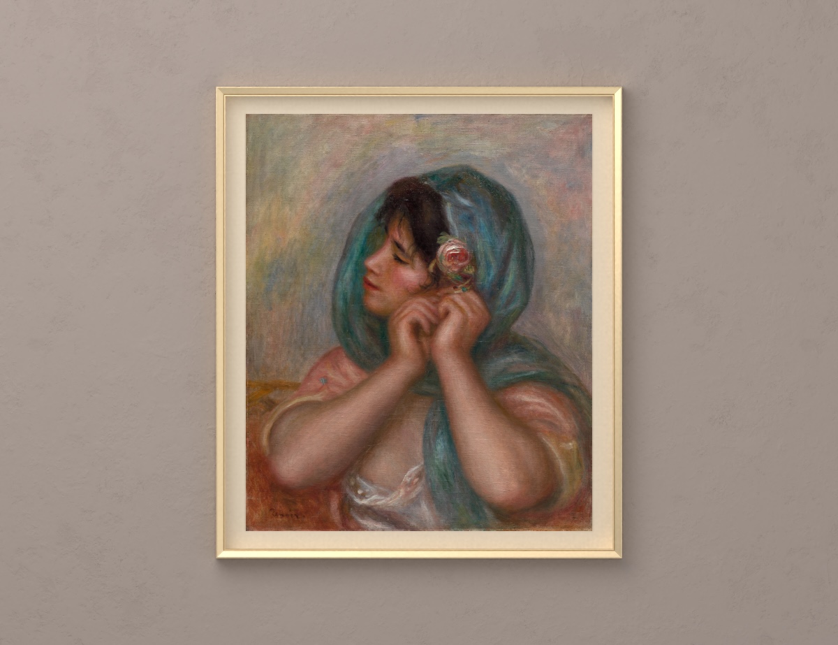 Junge Frau, die ihren Ohrring richtet — Champagnergoldener schmaler Rahmen · Beiger Passepartout · Warme graue Wand.