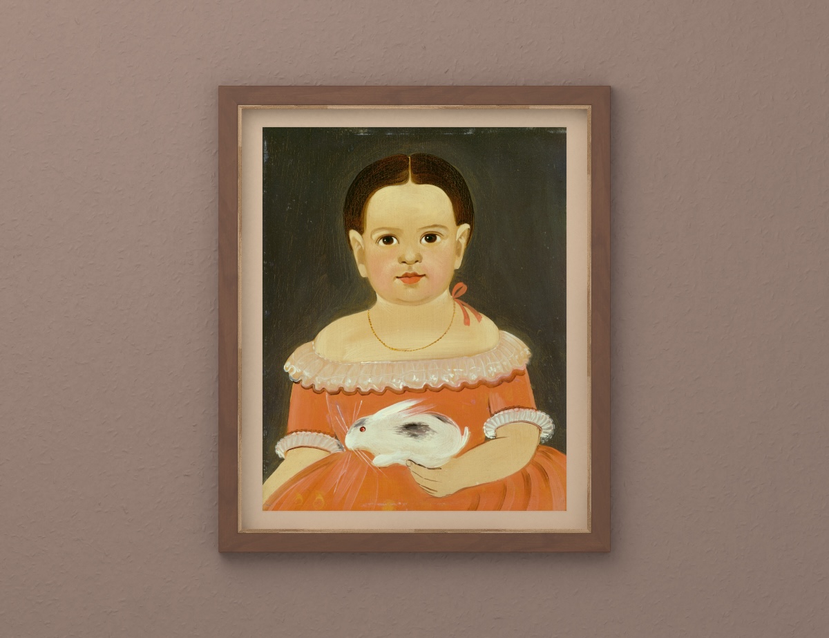 Kleines Mädchen mit Haustierkaninchen — Zweifarbiger Walnussrahmen · Aprikosenfarbener Passepartout · Graue Terrakotta-Wand.