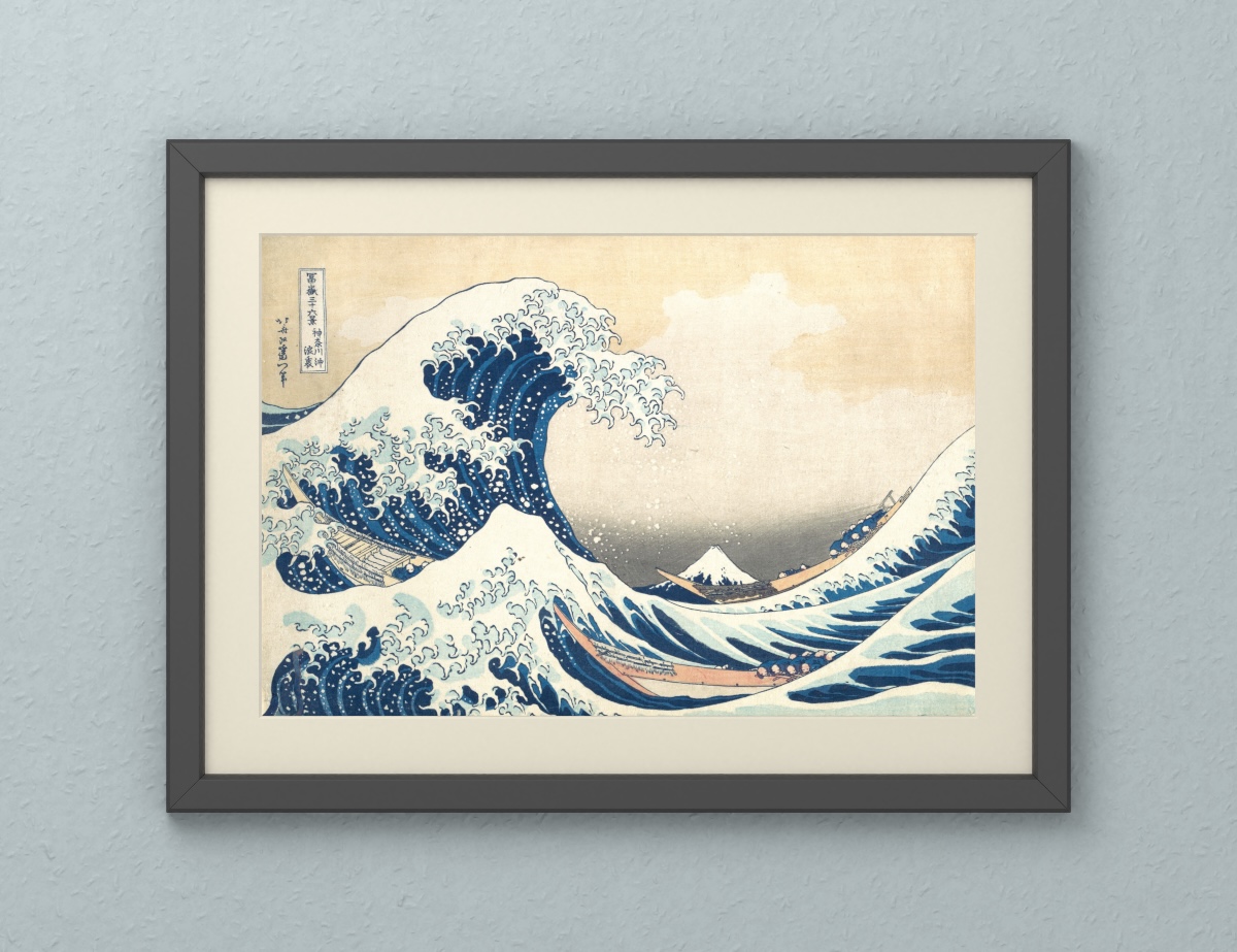 Unter der Welle vor Kanagawa — Dunkelgrauer Rahmen · Warmer Papierschnitt · Hellgraublaues Wanddesign.