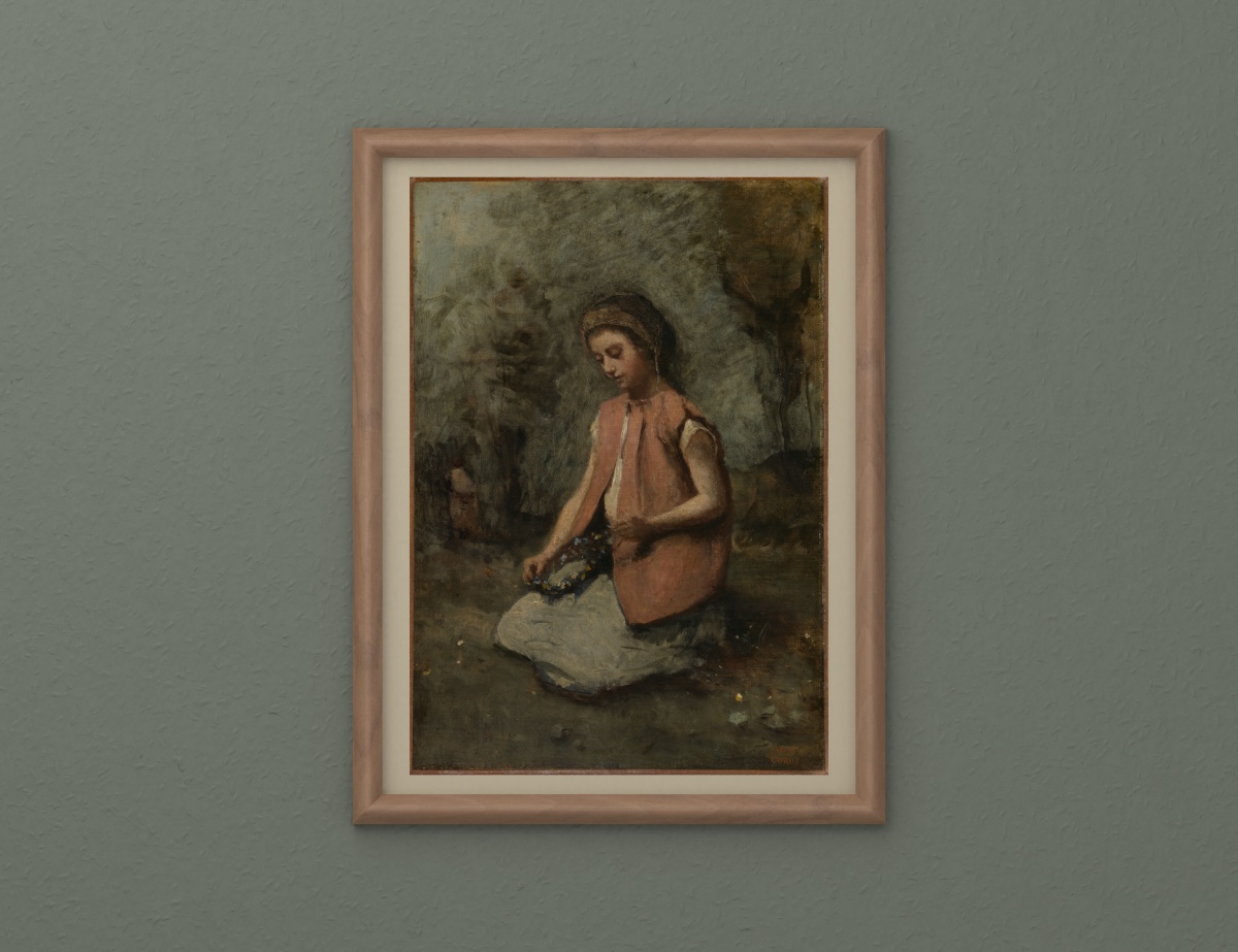 Mädchen beim Flechten eines Kranzes — Runder Walnussrahmen · Warmer grauer Passepartout · Tief moosgrüne Wand.