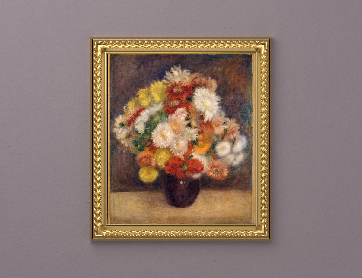 Renoirs Bouquet of Chrysanthemums in einem warmgoldenen Ornamentrahmen ohne Passepartout vor einer gedämpften, mauvegrauen strukturierten Wand.